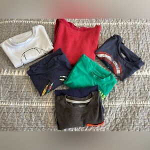 Bundle of 6 (4 short sleeves tees, 1 x long sleeves tee, 1 hoodie) size XS Boys